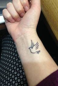 vajzë tatuazhesh minimale në dore të fotografisë së tatuazhit të zogjve të zi