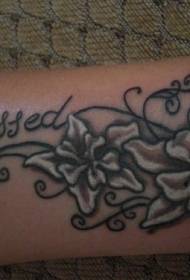 чорна-белы кветкавы ўзор татуіроўкі на руку