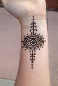 女孩手腕上的黑色線條創意文藝神眼紋身圖片