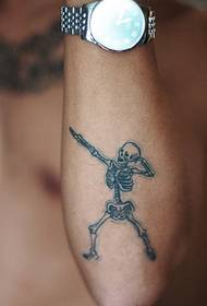 mini disegno del tatuaggio del piccolo cranio di dancing divertente