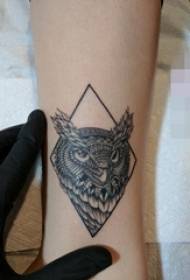 linee da polso in bianco e nero elementi geometrici foto di tatuaggi di gufo animale 95605 - linee in bianco e nero sull'immagine del tatuaggio del fiore da polso