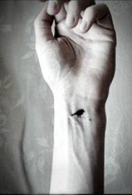 nena tatuatge canell nina nena sobre tauró negre imatge del tatuatge