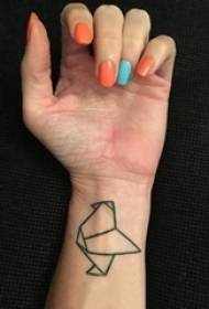 dievča tetovanie zápästie dievča zápästie na čiernom origami tetovaní obrázku