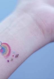padrão de tatuagem pequeno arco-íris fresco no pulso
