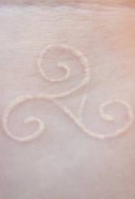 poignet beau motif de tatouage totem blanc
