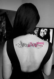 nota ali tatuaggio bianco e nero sul retro