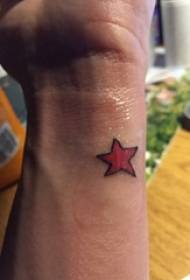 Jongen um Handgelenk geometresch einfach Zeil fënnef-pointéiert Stär Tattoo Bild