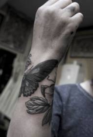 Il tatuaggio sul polso è semplice ma straordinariamente nuovo sul modello del tatuaggio del polso