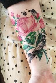 naisen käsivarsi tuore ja kaunis kukka tatuointi malli
