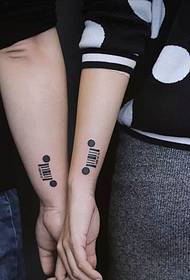 low-key pár má malé čerstvé totem tetování