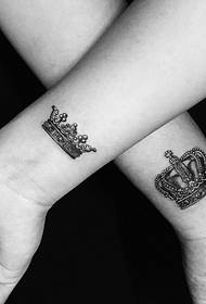 tatuaggio tatuaggio coppia singola corona sul polso