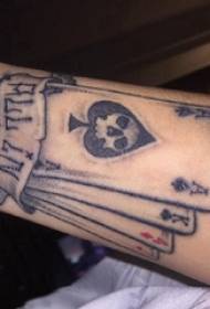 Europska muška ručna tetovaža ručnog zgloba na crnom Igrajuće karte tetovaža slika
