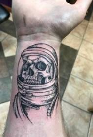 skullTattoo mužské zápěstí zápěstí tetování obrázek