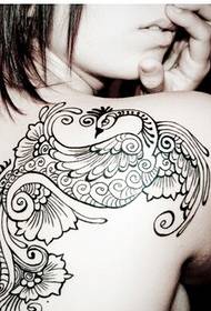 Tewra xweşik û xweşik a totem phoenix tattooê li ser pişta keçikê