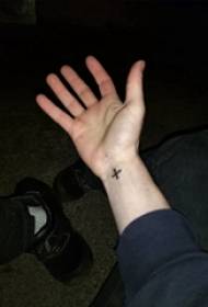 tatuagem masculina de linha simples pulso na imagem de tatuagem cruz preta