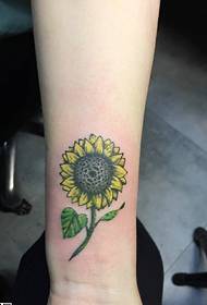 immagine del tatuaggio girasole polso soleggiato