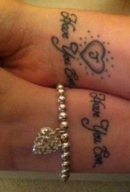 Et flot hjerteformet engelsk ord tatoveringsmønster på et par håndled