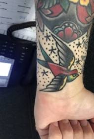 Хлопчики на зап'ясті намальовані жала поради маленьких тварин Птах татуювання малюнок