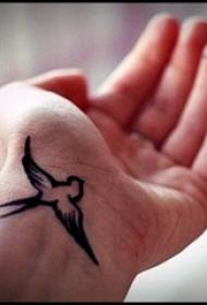ベール動物のタトゥーの女の子の手首黒い鳥のタトゥー画像