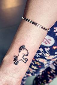 I-tattoo elula ne-pony ye-tattoo esihlakaleni
