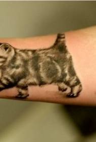 pola tato kucing dengan cetakan kaki di pergelangan tangan
