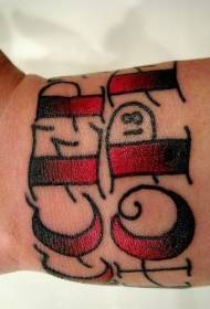 lettera nera e rossa con tatuaggio sul polso