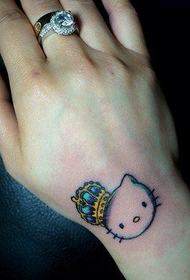 kadının bilek sevimli kedi ve taç dövme deseni