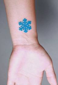 Wzór tatuażu świeży niebieski płatek śniegu na nadgarstku