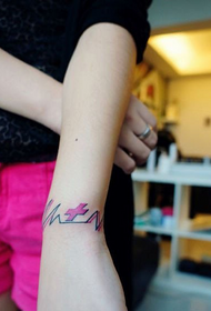 keʻa wahine maikaʻi a me ka tattoo ECG
