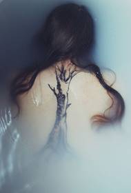 Seksowna dziewczyna z powrotem unikalną osobowość przystojny tatuaż dużego drzewa