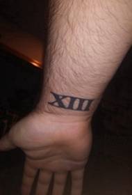 tato angka Romawi pergelangan tangan laki-laki pada gambar tato angka Romawi hitam