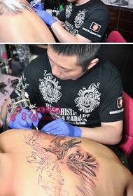scena del tatuaggio del modello posteriore