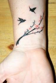 手首の桜と黒い鳥のタトゥーパターン