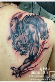 Jongen zréck cool an dominéierend Beast Tattoo Muster