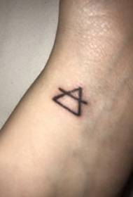 zglobna tetovaža mala slika djevojka zglob na crnom trokutu tetovaža slika