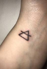 carpi parvis tattoos Threicae Triangulum nigrum ad imaginem imago puellae in carpi ulnaris