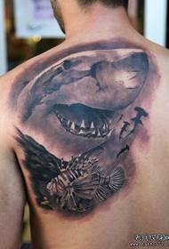 tatuaż rekina na plecach