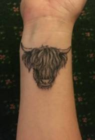 tatuaj cap de taur la încheietura mâinii pe imagine de tatuaj cap de taur negru