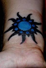 Svart og blått tatoveringsmønster for solrister
