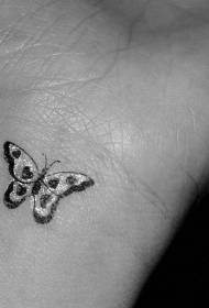 Modello di tatuaggio di forma di cuore di farfalla di polso