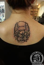 Simpatico e bellissimo modello di tatuaggio di cervo sul retro della ragazza