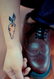 eskumuturreko erramu tatuaje eredu txikia