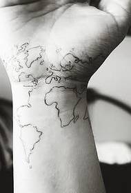 unha tatuaxe do mapa do mundo no pulso
