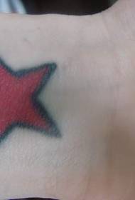 håndleddet enkle røde femspissede stjernetatoveringsmønster