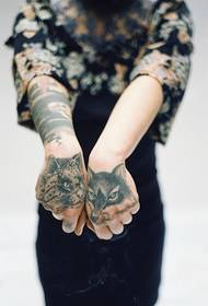 tatuaggio di gatto e volpe sul pugno