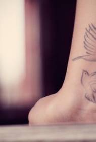 modello di tatuaggio semplice e carino con due uccelli 96236 - modello di tatuaggio da polso con lettere inglesi