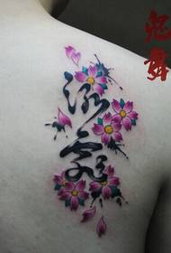 le ragazze appoggiano la foto selvaggia del tatuaggio
