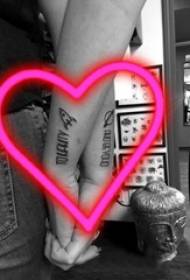 magtiayon nga tattoo nga gagmay nga parisan sa pulso nga asawa pulso Gagmay nga sumbanan nga litrato sa litrato sa itom