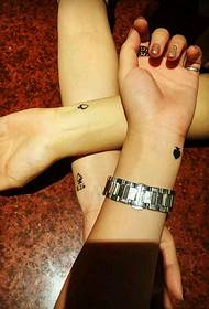 tatu spades cantik di pergelangan tangan