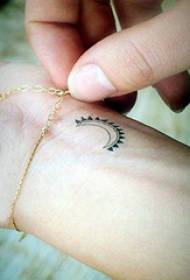 татуювання місяць дівчина дівчина зап'ястя дівчини на чорному місяці татуювання малюнок